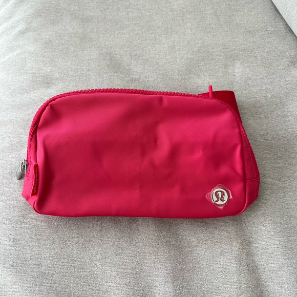 Lululemon Everywhere Belt Bag Cherry Mist One Size NWT - Picture 1 of 6